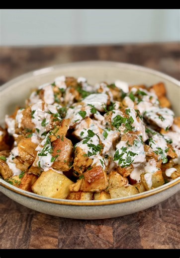 🧄🔥 Garlic Parmesan Chicken & Crispy Potato Bowl ✅ Save this for your next dinner or meal prep 📕 DM me “cookbook” & I’ll send you the link to 225 high-protein recipes with full macros, sauces, and step-by-step videos 🥔 Crispy Potatoes What You Need: • 800g potatoes (cubed small) • 1 tbsp olive oil • 1 tsp garlic powder • 1 tsp smoked paprika • 1/2 tsp onion powder • Salt & pepper Cook: • Air fry @ 400°F for 18–22 min • Shake halfway until crispy 🍗 Garlic Parmesan Chicken What You Need: • 1.5
