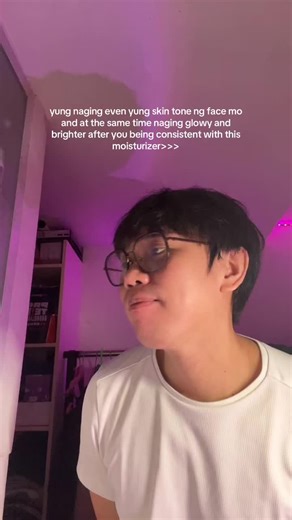 Achieve Glowy Skin with Consistent Moisturizer Use