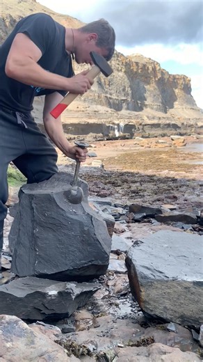We searched a beach filled with Jurassic fossils 😱 Beach treasure roughly 180 million years old!