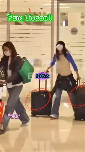 10 Years Later… Lisa Still Bows to Fans at the Airport 🥺✈️ #blackpink #lisa #shorts