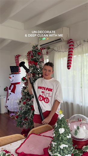 taking down the decorations & a satisfying deep clean.. let’s go 😮‍💨🎄🧼 the @HOTOTOOLS I’m using is the Flexi Scrubber, it’s elite (saves sooo much time & elbow grease) they gave me a code KATHRYN15 👏🏼 sponsored #deepclean #housereset #cleaningvlog #hoto #hotoflexi