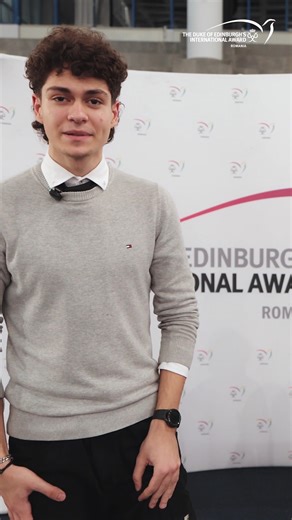 DofE Romania | Award Center | Volunteer Program on Instagram: "Un angajator. Un profesor. O mamă. Un tânăr. 4 perspective. 1 mesaj: tinerii cresc constant atunci când au contexte reale. 💚 🎥 În acest video auzi ce înseamnă programul Award din interior — cum arată progresul, disciplina, curajul și sprijinul. #DofERomania #Award #WorldReady #youth #volunteering #mentorship"