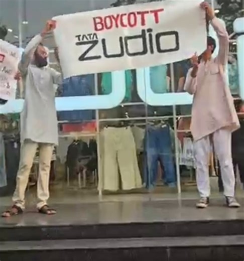 Huge protest organised in front of Zudio outlets, expressing solidarity with Hindu women who got victimized and coerced for conversion, in Tata Consultancy Services, Nasik.Ohh.. Sorry.Posted a wrong video. That was Save Palastine protest.My apologies.Deleting this tweet.