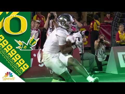 Dakorien Moore mosses defender to give Oregon the lead over USC | Big Ten on NBC Sports
