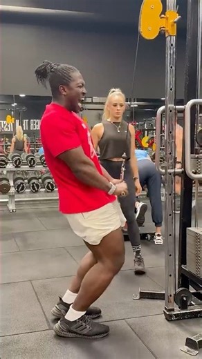 How to IMPRESS A BOY in the gym #gymhumor #gymmeme #GymTok #gymtiktok #viral #gymcomedy