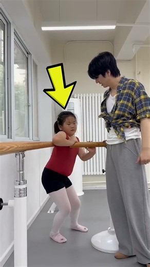 Can the Chubby Girl Escape This Tiny Gap? 😱😂