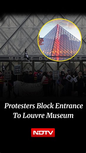 Protesters Block Entrance To Louvre Museum In Paris