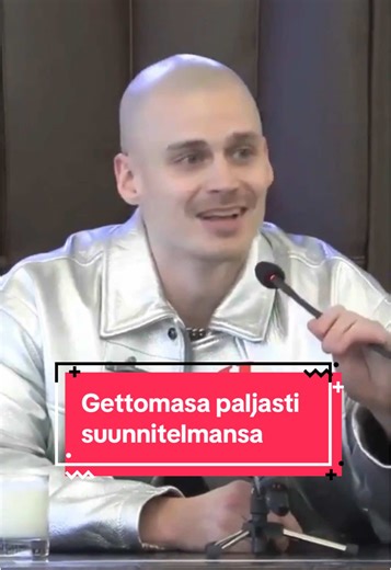 Rap-artisti Gettomasalla on uutisia. Artisti järjesti keskiviikkona tiedotustilaisuuden Jyväskylän kaupungintalolla. Gettomasa, oikealta nimeltään Aleksi Lehikoinen, astui median eteen ensimmäistä kertaa vajaan parin vuoden tauon jälkeen. #iltalehti #gettomasa #musiikki #suomi #rap