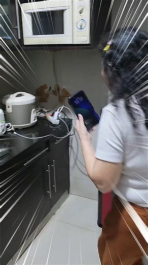 Mom's cellphone battery must be 100% #funnyvideo #comedy