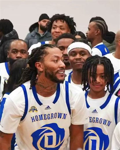 1 year ago, Simeon legend Derrick Rose returned to play in the Homegrown alumni game, and he brought his son, PJ! Rose won the game with a lefty free throw. The Chicago Bulls will be retiring Rose's No. 1 jersey later this month (January 24). Video by Scott BallislifeChi | Ballislife