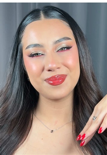 Maquillaje Ideal para Outfit Rojo en Fiestas