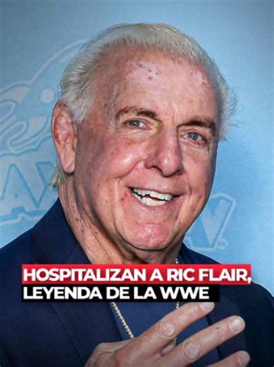 🚨🤼 Ric Flair, leyenda de la lucha libre y miembro del Salón de la Fama de la WWE, fue hospitalizado en Tampa, Florida, tras sufrir una caída afuera de un restaurante 🏥 De acuerdo con TMZ, el luchador de 77 años se golpeó el rostro y sufrió heridas en la cabeza y alrededor de un ojo, por lo que fue atendido por personal de emergencia y trasladado en ambulancia ⚠️ Los primeros reportes señalaron que podría haber sufrido una conmoción cerebral, pero ese diagnóstico no ha sido confirmado públicam
