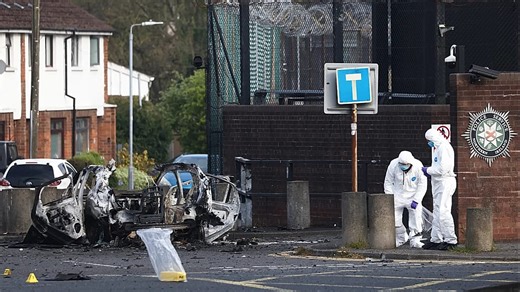 New IRA suspected in car bomb blast outside Belfast police station