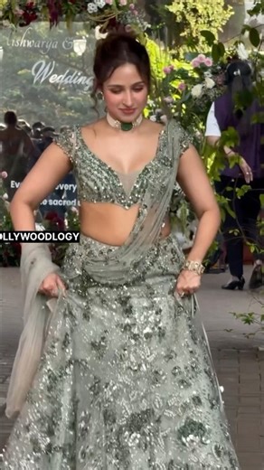 Arey baal re…Hrithik Roshan cousin Pashmina Roshan ko lehanga sambhal na kitni mushkil hai na? 🔥🥵