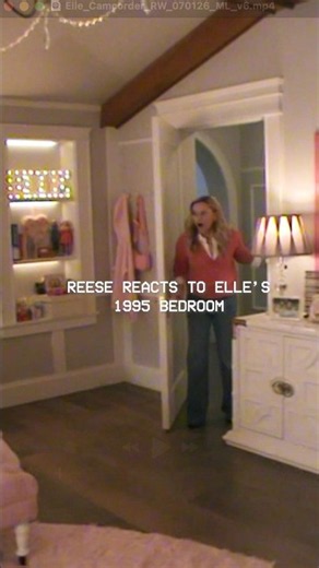 Reese Witherspoon sees Elle Woods' high school room for the first time #LegallyBlonde