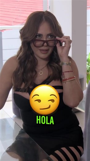 En #LaRosa🌹 Es una mamá MUY moderna y cool 😏😉 Amor Compartido #Drama #Televisa #LaRosaDeGuadalupe