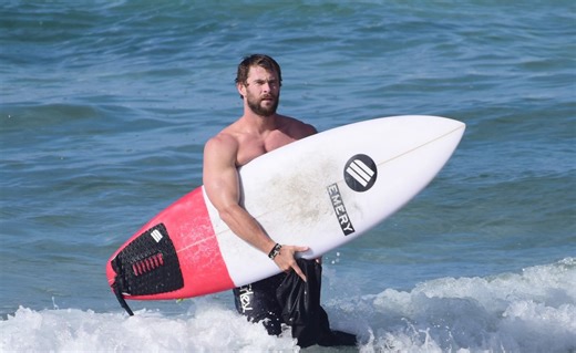 Chris Hemsworth Surfs Through Shark ‘Feeding Frenzy’ in Australia (Video)