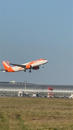EasyJet A320 landing in Paris CDG airport