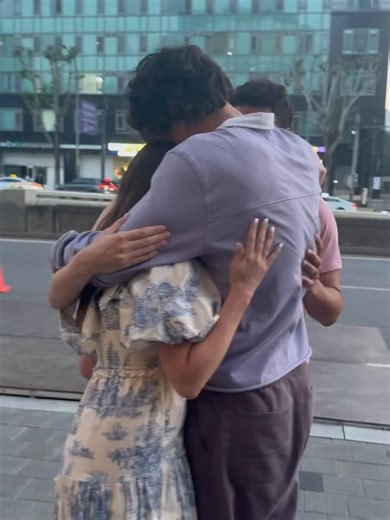 Oscar Isaac with Carey Mulligan, Charles Melton and Cailee Spaeny on the set of ‘BEEF’ season 2. 🥹❤️