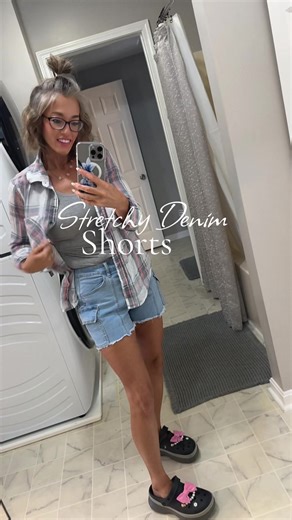 @Sidefeel effortless everyday style—featuring a flattering high-waisted fit, comfy stretchy denim, edgy raw hem, and functional multi pockets. Perfect for casual days, beach strolls, and weekend vibes. #everydaywear #denimshorts #JeanShorts #HighWaistedShorts #shorts