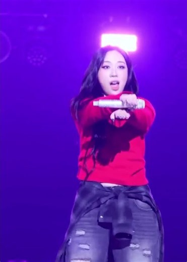 Rosé and Youngji live Performance 🩷⚡️ #Rosé #APT