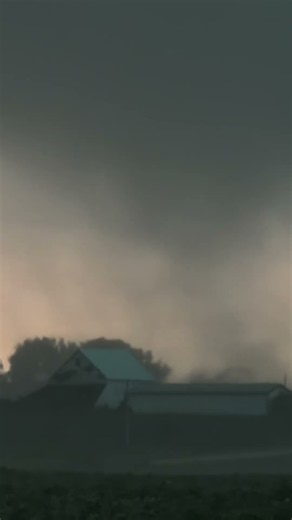RARE capture of a descending vortex breakdown bubble with Iowa #tornado!