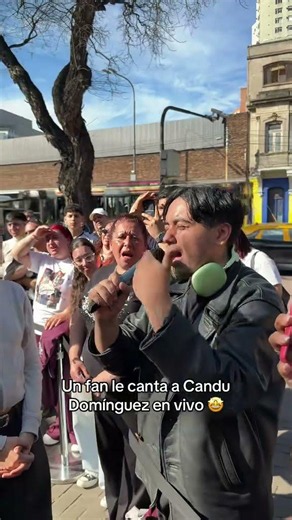 Una fan le canta a Candu Domínguez en Vivo