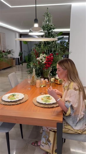 I’M NOT HOME but my home is always with me 🥰 I’ve been traveling around the US for a couple of weeks now, and tomorrow I’m flying to the other side of the world again. And honestly — I don’t miss home at all, because I carry it with me in my suitcase. Everywhere I go, I always bring my little jars with me — pieces of my daily rituals. Interior perfume, fragrances, skincare — scents are the key. They instantly bring that “home” feeling 🏠 And really, home is wherever I am and wherever my loved o