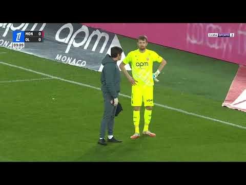 Monaco's goalkeeper is forced to leave the pitch early 🚨🧤