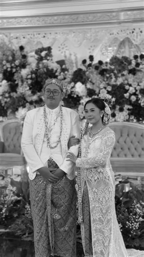 Wedding and Event Content Creator Jabodetabek on Instagram: "The Wedding of Tari & Ari❤️ Love was loud, smiles were endless♾️ Happy hearts everywhere🌸 Wedding Content Creator @dibalikmomen 🤳 Venue @shodriasshiddiq_aulamasjid @masjid_jami_shodri_asshiddiq WO @saputraweddingorganizer Catering @rahmandiricatering Decoration @rahmandiridecoration MUA @brasiscamakeup Hair Stylist @srie_makeuphairdo Henna Artist @rahma_atmahenna Attire @asihwedding Dokumentasi @brown_photography63 MC @mcbryanadams E