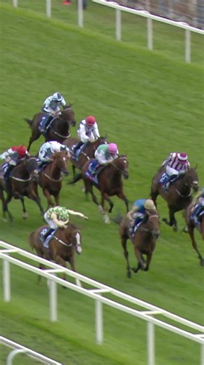 A thriller to the line in the Ebor 🔥