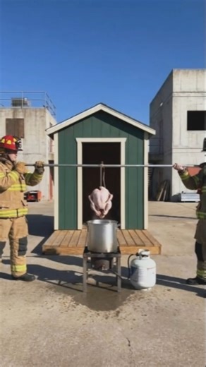 DON’T TRY THIS AT HOME. Firefighters dropped a frozen turkey into a deep fryer at a training ground to show how fast boiling oil can explode into a wall of flames. One mistake on Thanksgiving can turn your driveway This video was created using AI 🎬This video was produced by Network Media and BlueAxis | What Just Happened