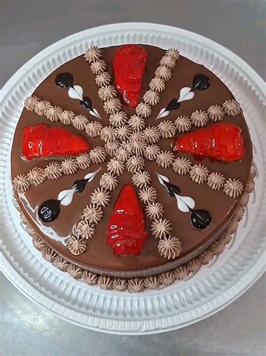 Bolo de Chocolate com Morango: Delícias Confeiteiras