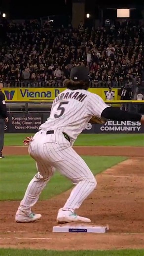Munetaka Murakami executes the 3-6-3 double play to perfection!