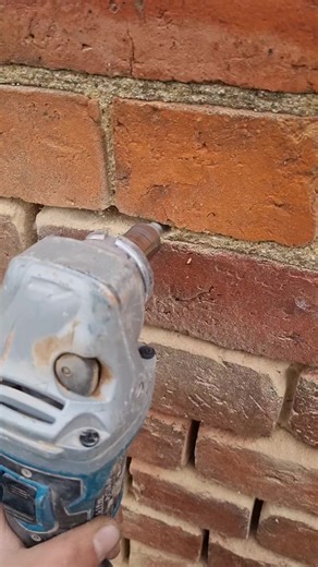 Expert Repointing Techniques for Bricklayers