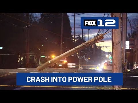 Driver strikes power pole in SE Portland, knocking out power for hundreds