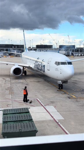 Alaska Airlines Boeing 737-900ER Arrives from Portland, OR