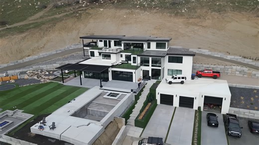 Million-dollar house starts sliding off mountain – caught on camera