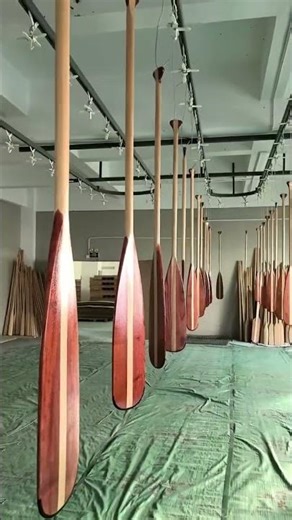 Automatic spraying process for canoes, with epoxy resin coating on the bottom