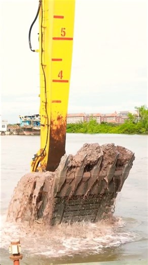 #dredging #excavator #digger #construction #komatsu #heavyequipment