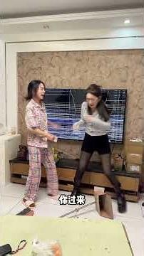 用乱码壁纸假装电视被我砸坏了，闺蜜看到后哭喊着要我赔！追着我满屋打！😭 #塑料姐妹情#funny #整蛊 #comedy