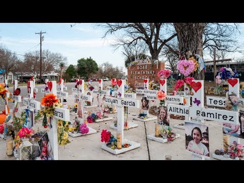 Familiares de víctimas reviven la tragedia en juicio contra expolicía de Uvalde | Noticias Telemundo