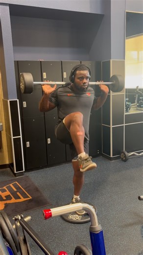Timonté King on Instagram: "🐺 Full Body Workout •Burpee w/ sled push & pull •Dumbbell step up •Box jumps •Dumbbell shoulder press ( Circuit ) •Seated chest press ( 5 reps each arm ; 10 reps together ) •Barbell reverse lunge w/ knee drive •Barbell upright row w/ front raise ( Circuit ) - 10 - 12 reps 3 - 4 sets #fyp #weightloss #gymmotivation"