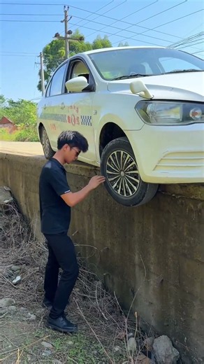 Wheel Falls Off Road Bump While Driving, Loses Grip