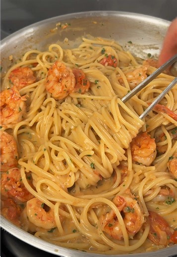 Creamy Shrimp Pasta 🍤🍝 Marinate shrimp with spices: paprika, black pepper, chili pepper, and salt. Sear on both sides and set aside. Add butter and olive oil, sauté onion and garlic. Add cherry tomatoes, lightly fry, pour in white wine and let the alcohol evaporate. Add pasta water, cream, black pepper, and oregano. Simmer the sauce, then add pasta, Parmesan, and shrimp. Паста з креветками 🍤🍝 Креветки замаринувати у спеціях: паприка, чорний перець, перець чілі та сіль. Обсмажити з обох боків
