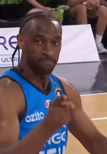 Ian Clark knows where the cameras are at all times 😉 The NBL22 champion is excepted to suit up for the Phoenix tonight 👀 Catch the action live on ESPN from 7:30pm 📺 #nbl #nba #hoops #hooper #bball