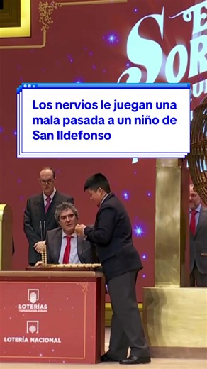 🥹 Es uno de los días más importantes de su vida y es normal que tengan nervios. Es lo que le ha pasado a este pequeño niño de #SanIldefonso durante la #LoteríaDeNavidad. El funcionario ha intentado tranquilizarle y apoyarle para que siguiera adelante con menos nervios. #Lotería #ElGordo #Navidad