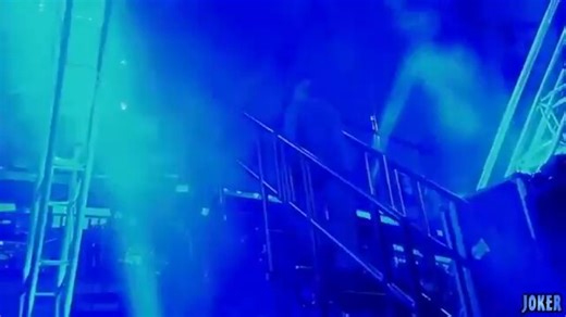 Phil Collins performing "In the Air Tonight" in 2004.That drum roll is pure magic — one of the most iconic and unforgettable moments in rock history. Phil Collins is an absolute legend.