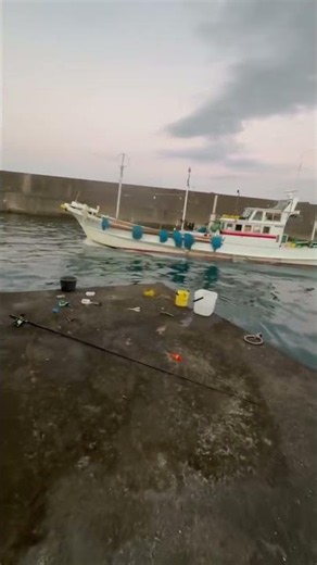 船が通る場所はなぜ釣れる？堤防釣りで知っておきたい「航路」と水深の関係説明。