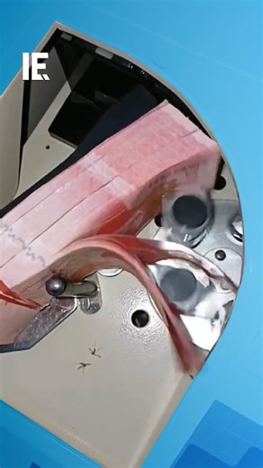 Counting money - correctly and once - is among the most important elements of a business. The circular rollers in this money counting machine helps separate individual bills. That minimizes potentially expensive human error. 🎥: yuashwe / X | Interesting Engineering